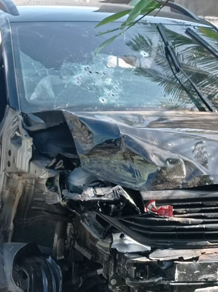 Carro fica destruído após tiroteio e ntre criminosos policiais, no Tanque