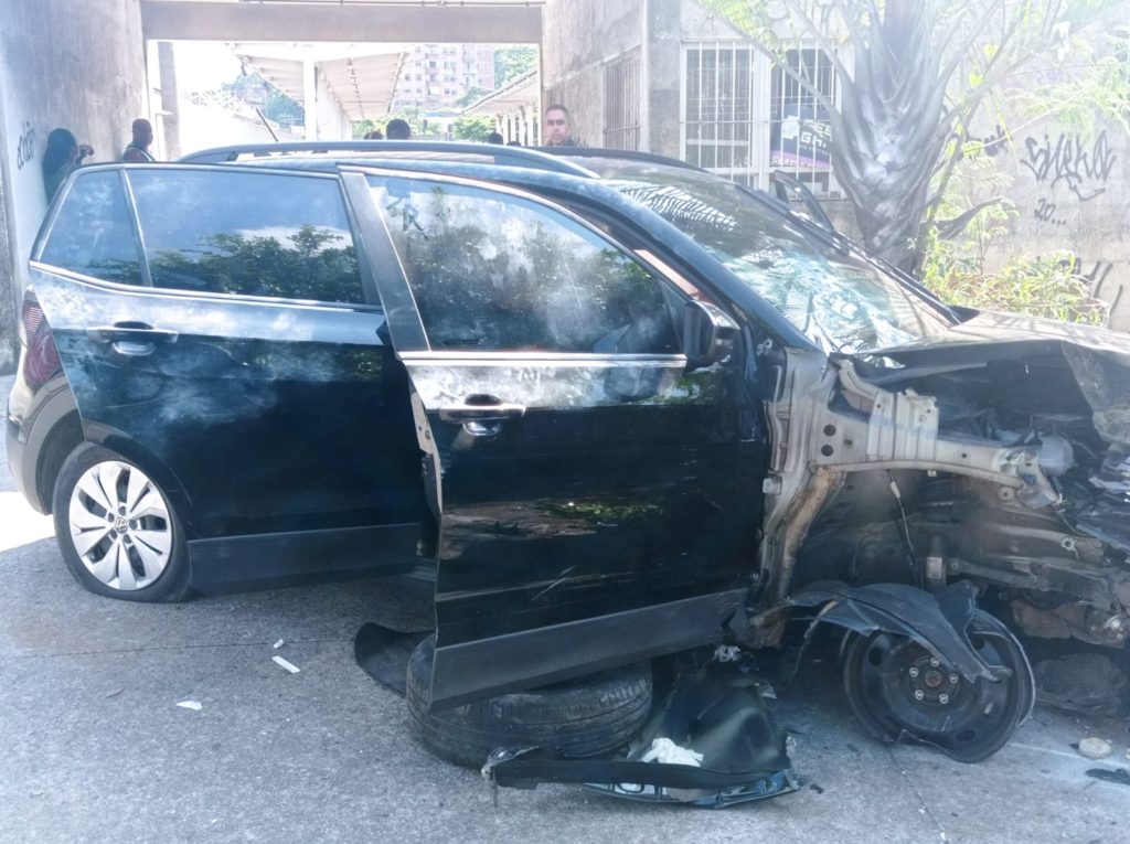 Carro fica destruído após tiroteio e ntre criminosos policiais, no Tanque