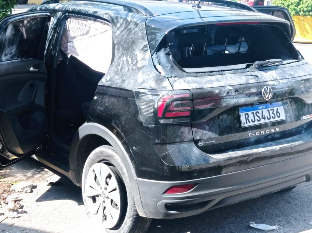 Carro fica destruído após tiroteio e ntre criminosos policiais, no Tanque