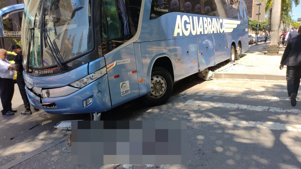 Motorista de ônibus passa mal no volante e atropela mulher no Centro do Rio (Foto: Mateus Mesquita/ Super Rádio Tupi)