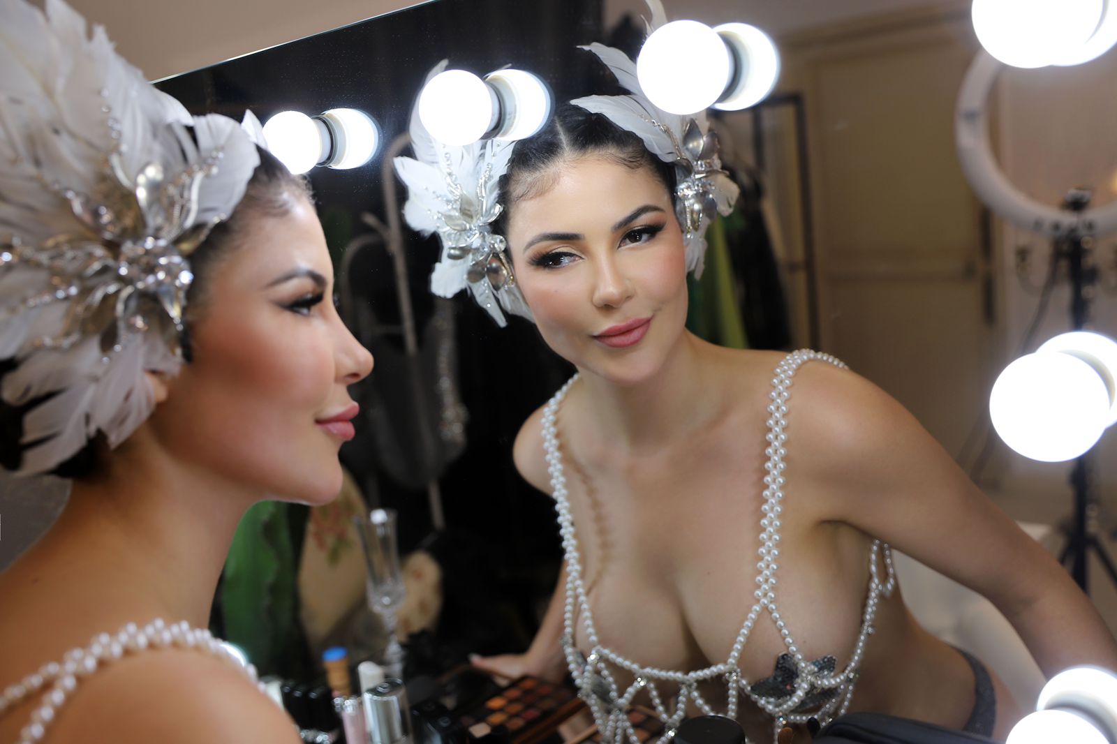 Influencer Dillyene deixa os seios à mostra e ousa ousa com look de R$ 100 mil em Paris (Foto: Divulgação)