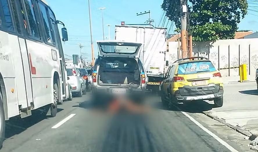 Justiça absolve PMs envolvidos em morte de mulher arrasta por viatura em Madureira (Foto: Reprodução)