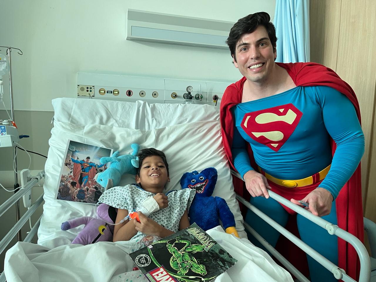 Pacientes internados no INTO recebem visita especial do Super-Homem (Foto: Divulgação)