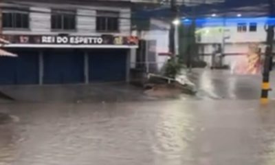 Rua alagada em Petrópolis