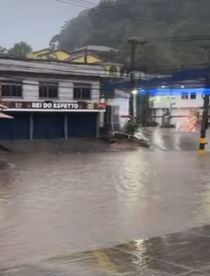 Rua alagada em Petrópolis