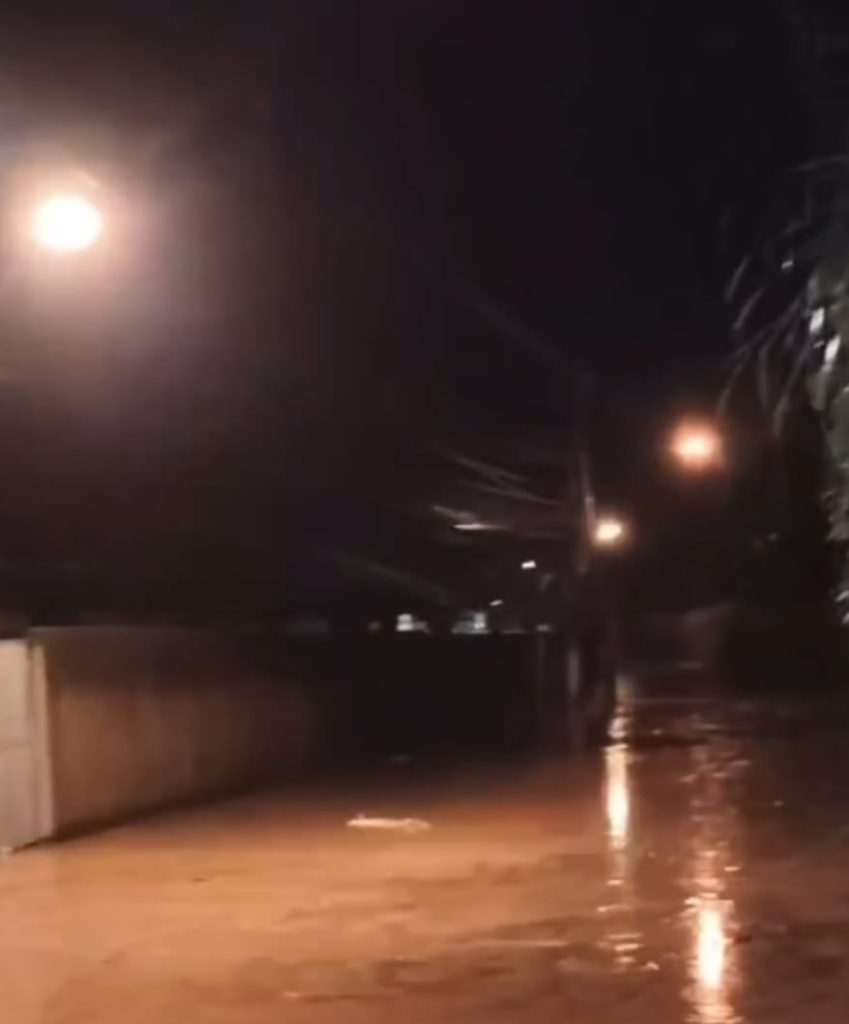 Rua alagada em Petrópolis