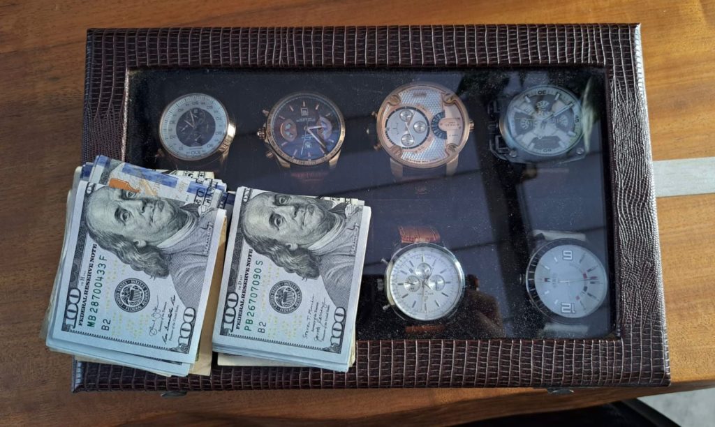 Relógios de luxo e dólares apreendidos em operação da Polícia Federal