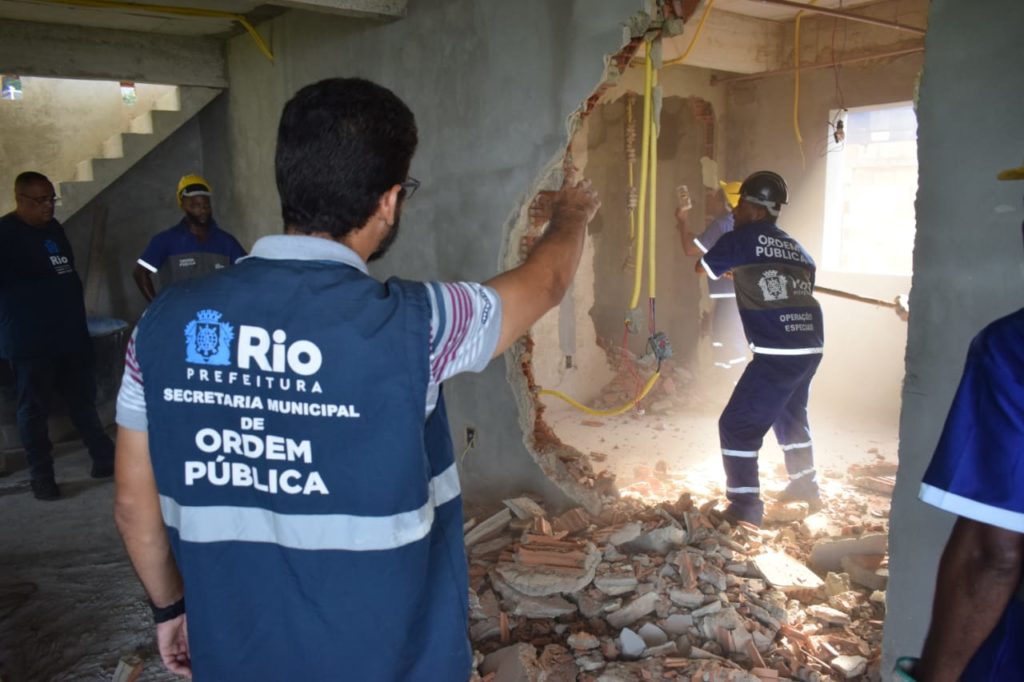 Funcionários da prefeitura em operação para demolir prédios irregulares na Rocinha