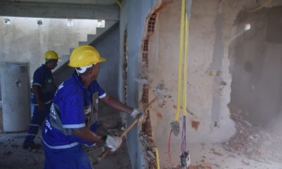 Funcionários da prefeitura em operação para demolir prédios irregulares na Rocinha