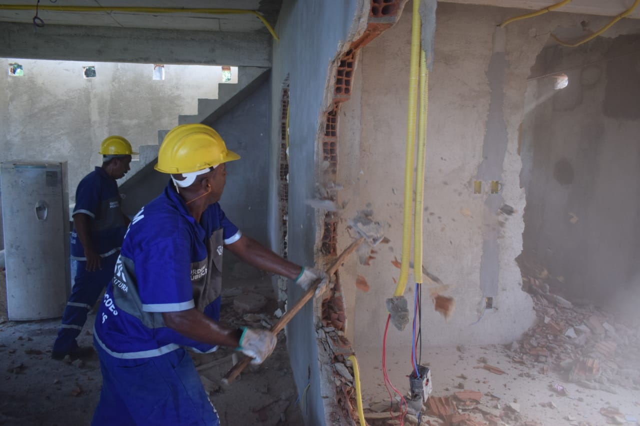 Funcionários da prefeitura em operação para demolir prédios irregulares na Rocinha