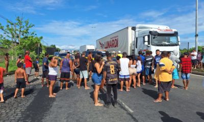 Protesto em Caxias após alagamentos causados por fortes chuvas na região