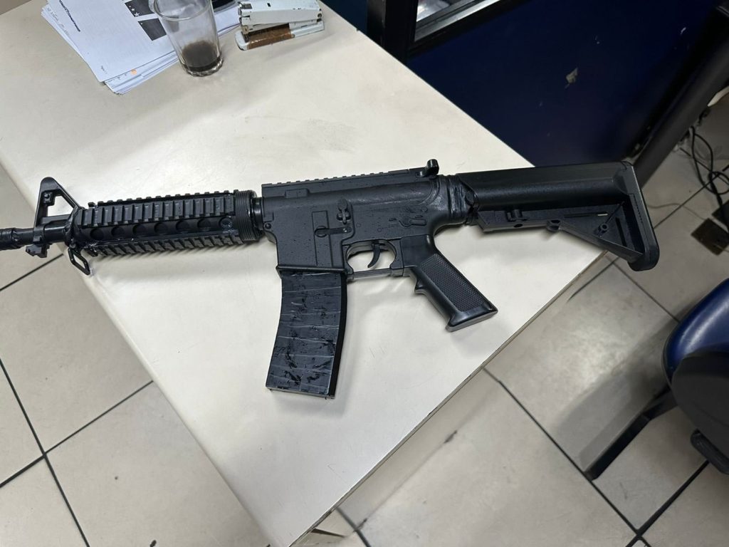 Réplica de fuzil apreendida na Avenida Brasil