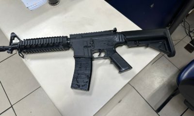 Réplica de fuzil apreendida na Avenida Brasil