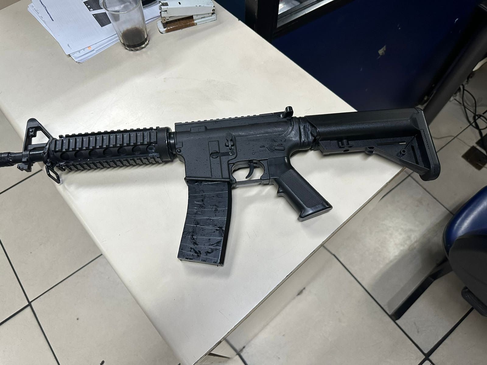 Réplica de fuzil apreendida na Avenida Brasil