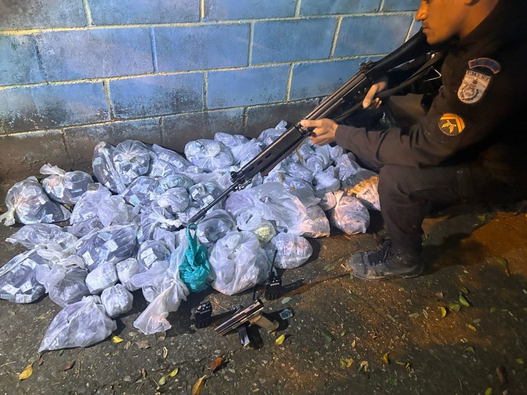 Operação contra tráfico de drogas na Baixada