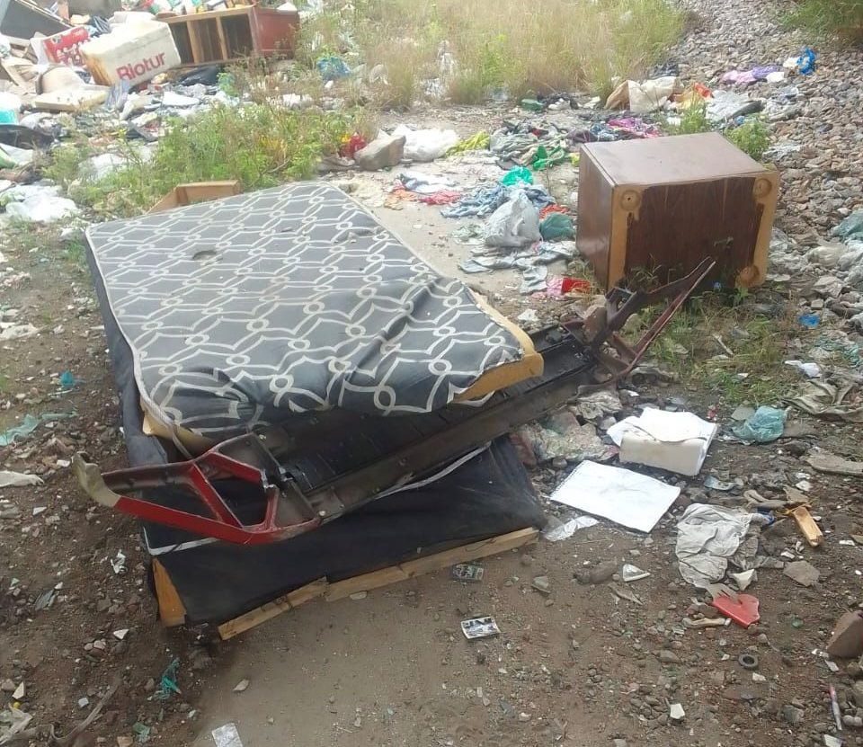 Cama jogada em linha aérea causou suspensão da circulação de trens em Saracuruna