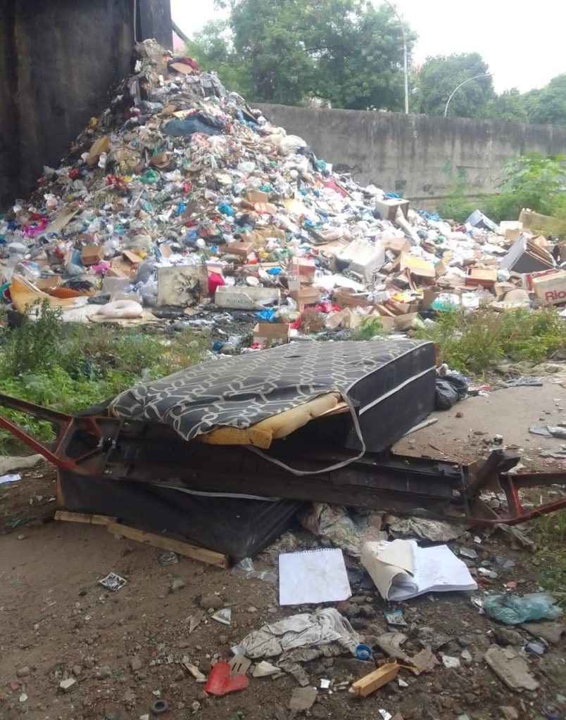 Cama jogada em linha aérea causou suspensão da circulação de trens em Saracuruna