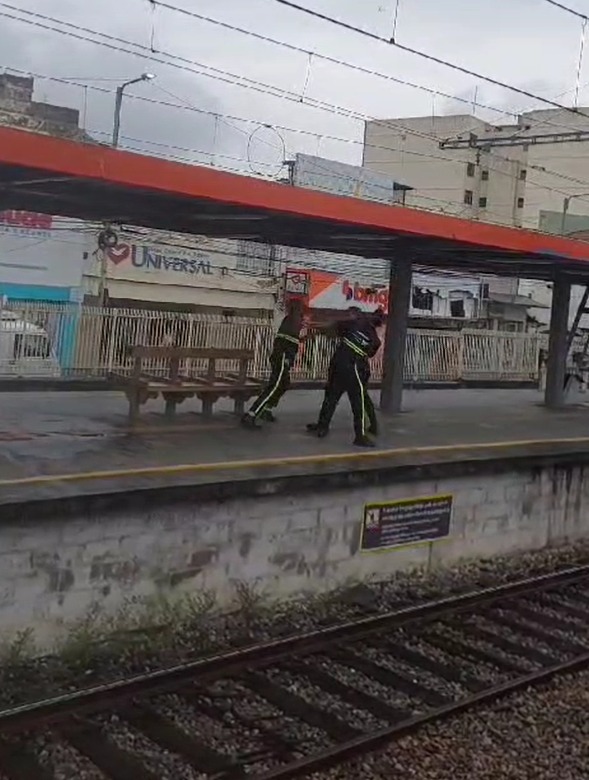 Clima tenso na Supervia! Seguranças trocam socos na estação Madureira (Foto: Divulgação)