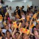 Crianças e adolescentes recebem chocolates do Metrô Rio nesta Páscoa