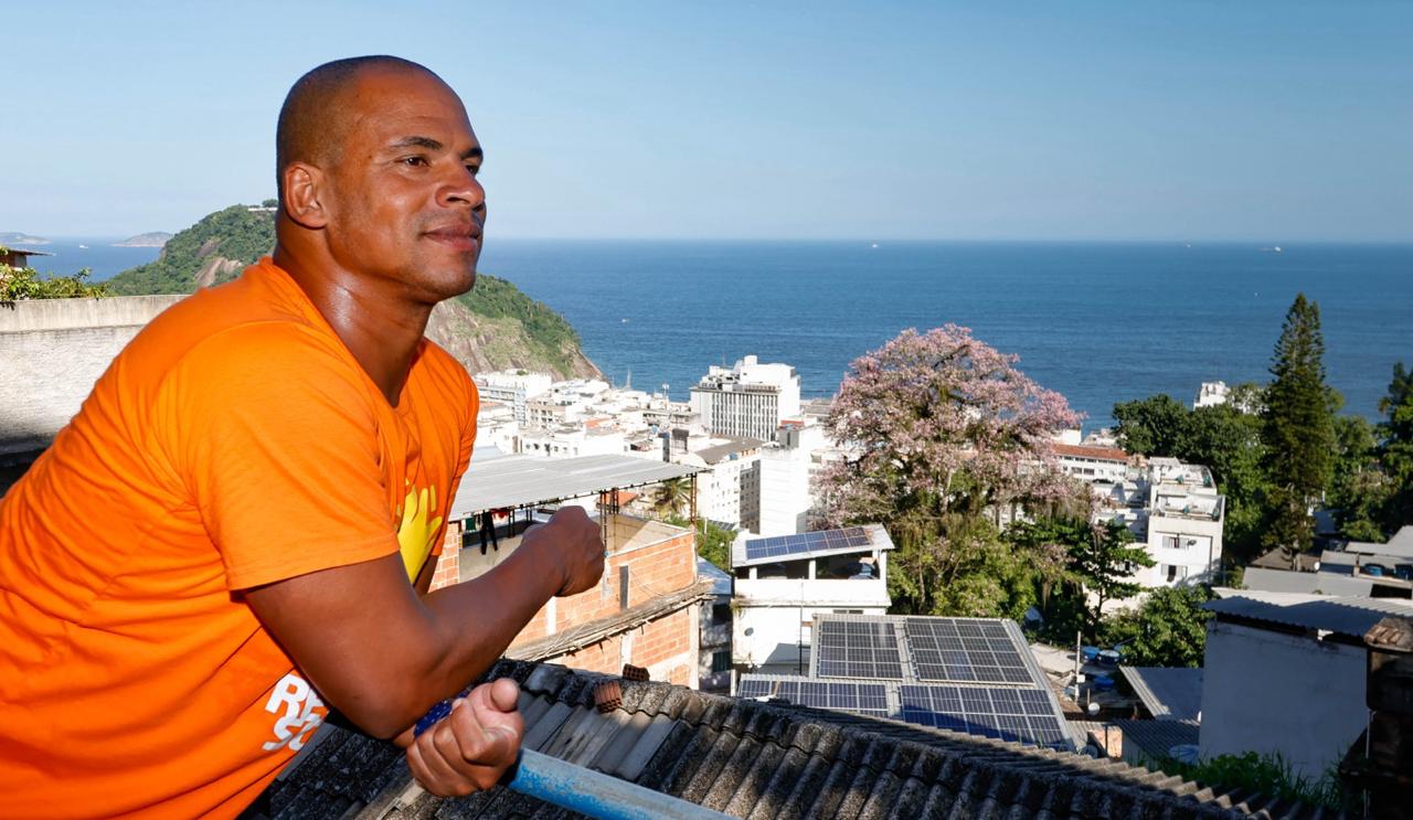 No alto do Morro da Babilônia, no Leme, as 112 placas solares fotovoltaicas da 1ª Cooperativa de Energia Solar em Favelas no Brasil
