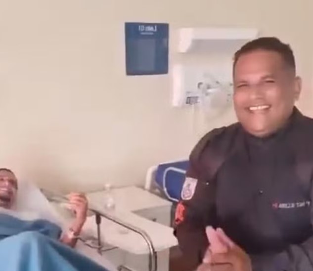 PMs cantam 'parabéns' para miliciano