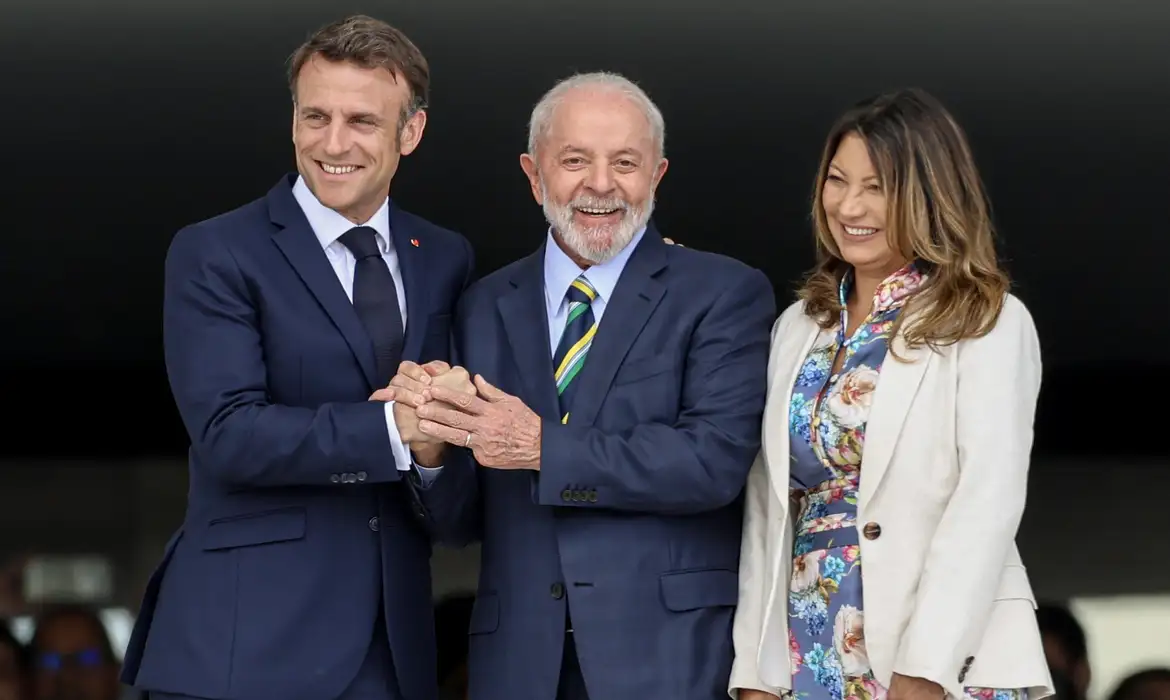 Presidente Lula, presidente da França, Macron, e a primeira dama do país, Janja Lula