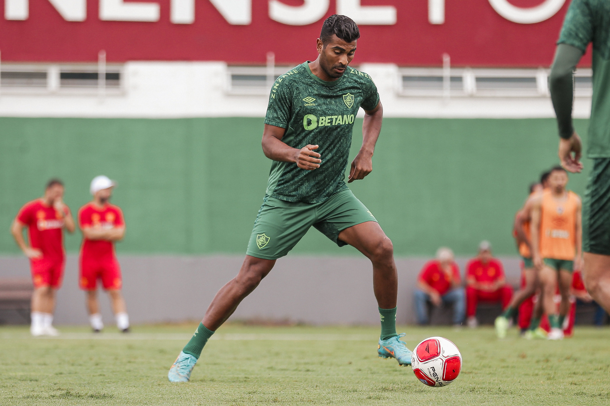 Thiago Santos durante treinamento no Fluminense
