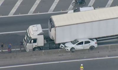 Carro fica esmagado entre mureta e caminhão na Rodovia Presidente Dutra.