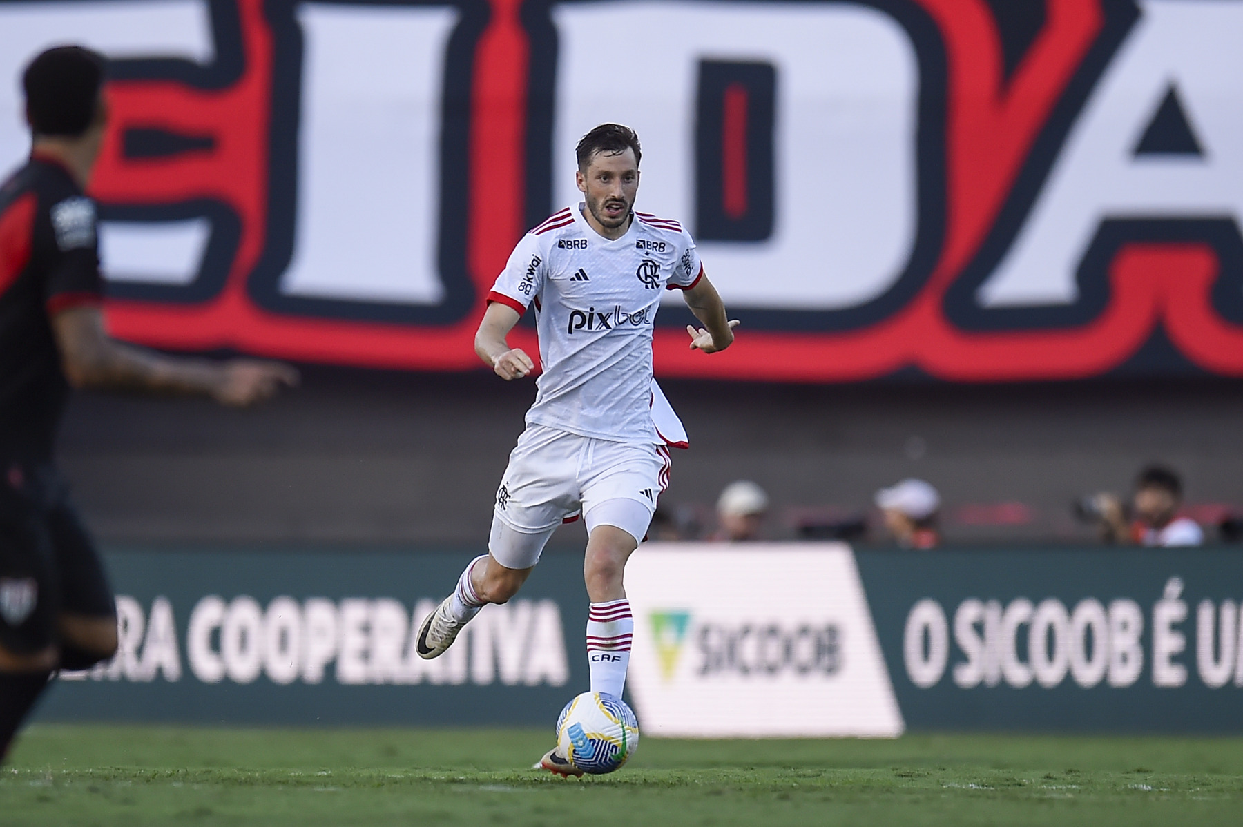 Matias Viña. Atletico-GO x Flamengo - Campeonato Brasileiro (FOTO: Marcelo Cortes/Flamengo)