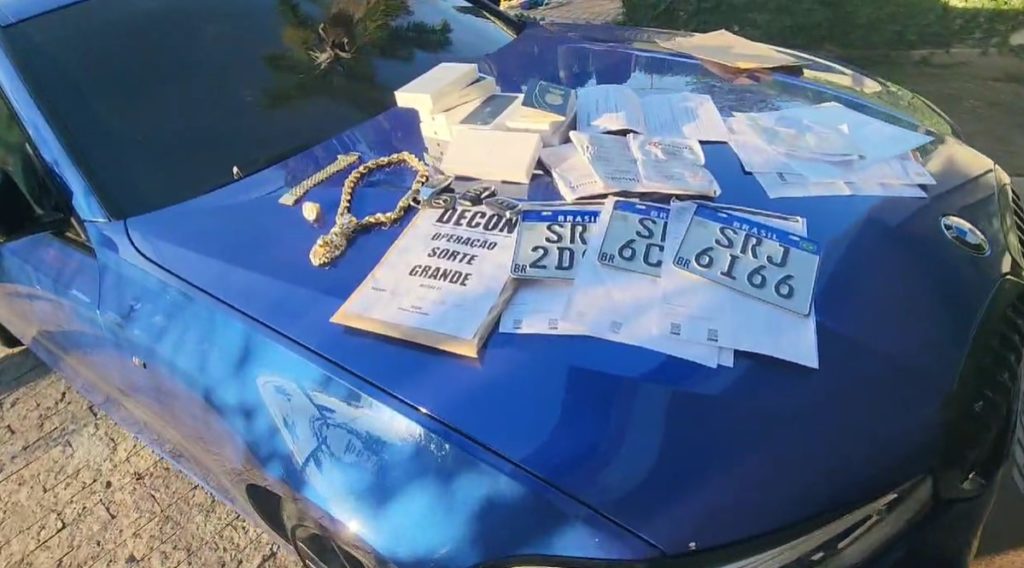 BMW azul e placas apreendidas