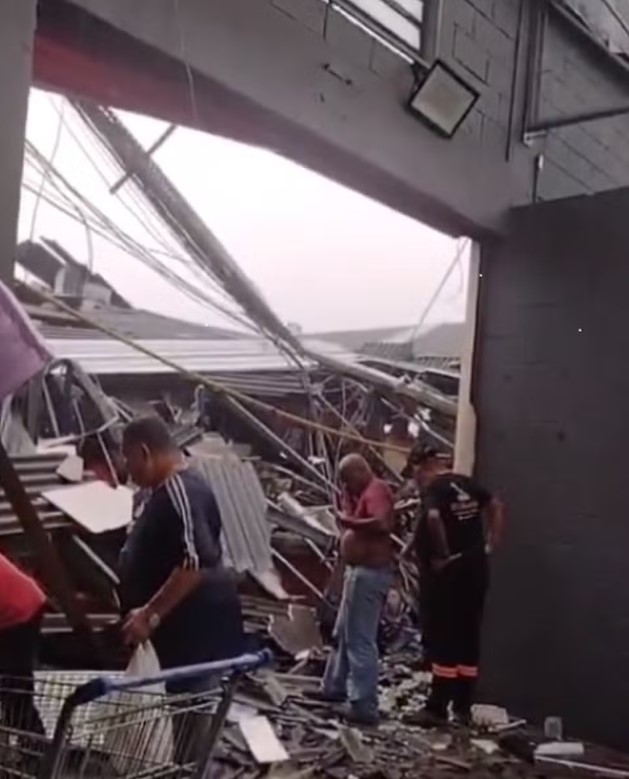 Teto de supermercado em ão Paulo desaba