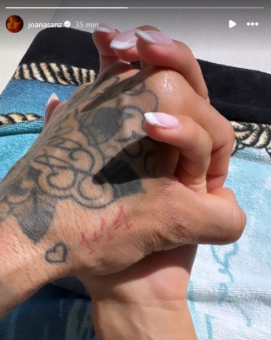 Esposa de Daniel Alves compartilha foto de mãos dadas com o jogador