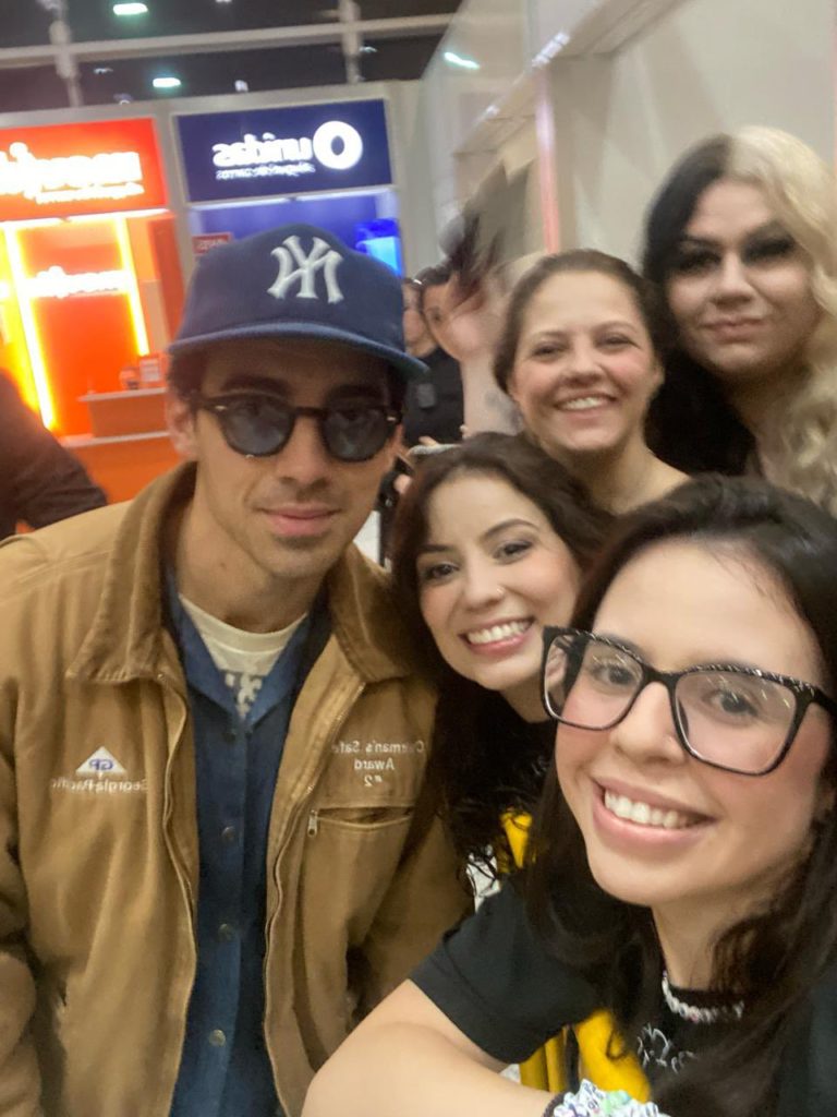 Joe Jonas atende fãs brasileiros em aeroporto.