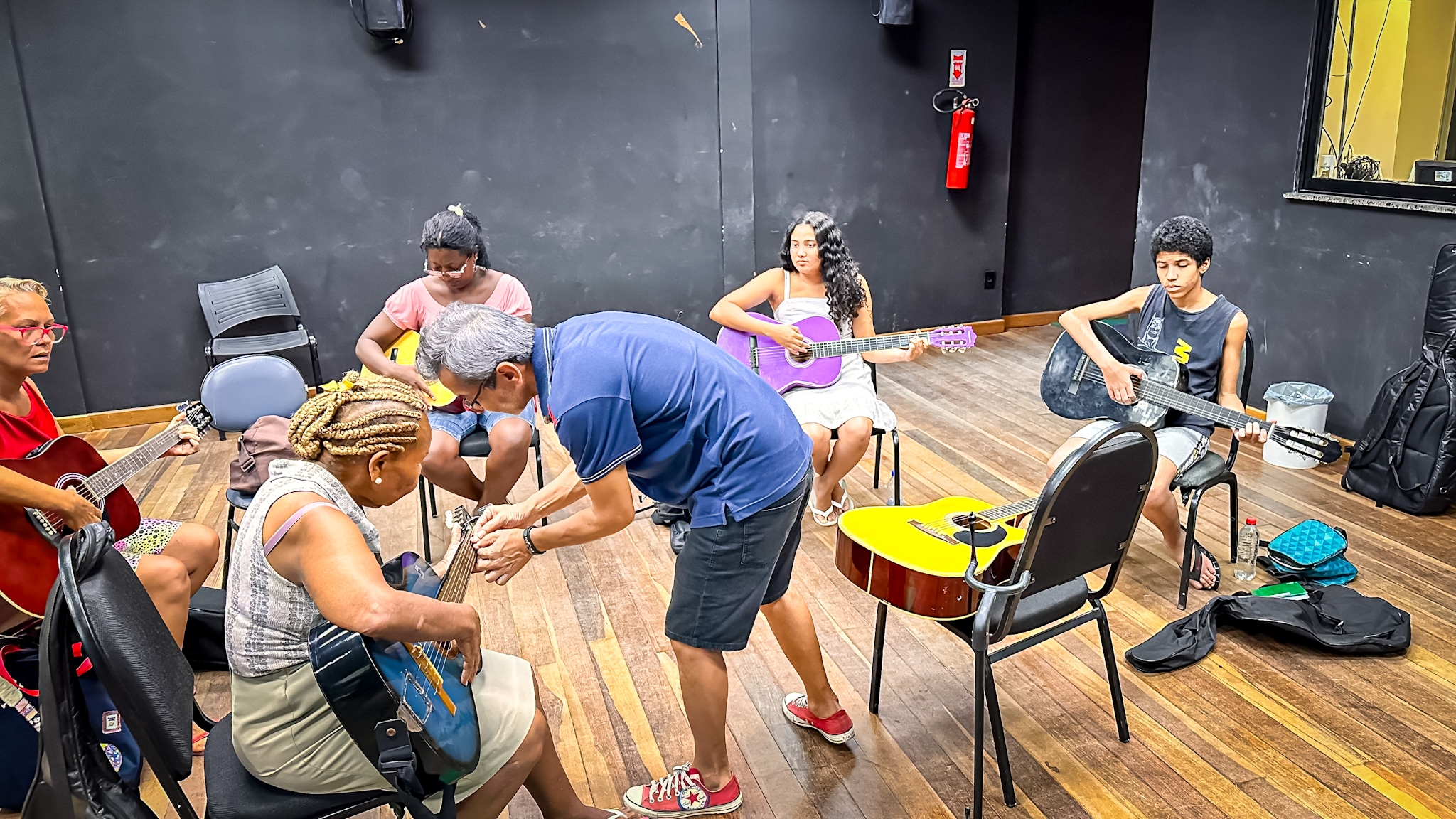 Aula de música com diversos instrumentos em Queimados