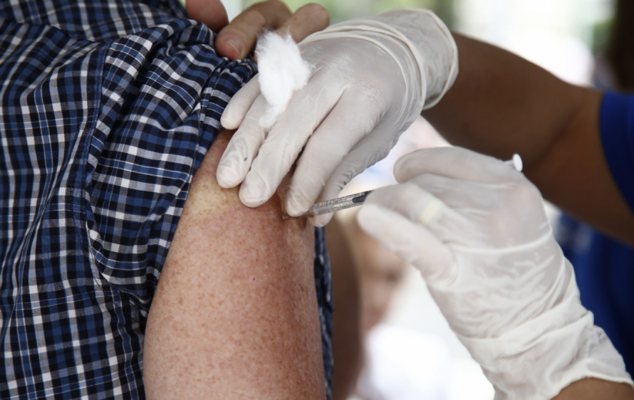 Dia D de vacinação tem mais de 218 mil doses da vacina contra a gripe aplicadas no Rio.
