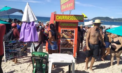 Carrinho de churrasco foi retirado da praia após ambulante ser esfaqueada.