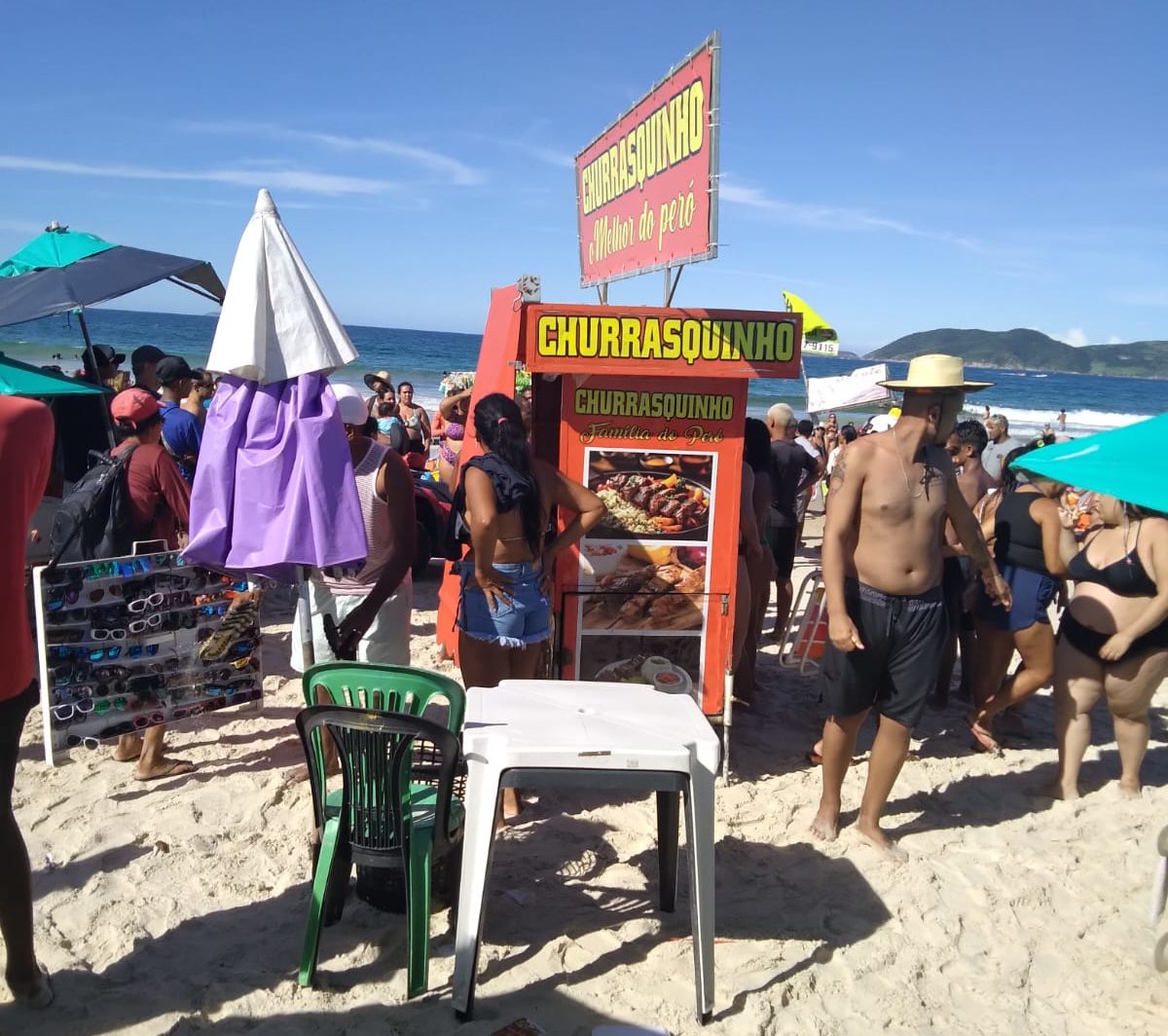 Carrinho de churrasco foi retirado da praia após ambulante ser esfaqueada.