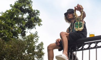 MC Chefin posa com cordão apreendido nesta quarta