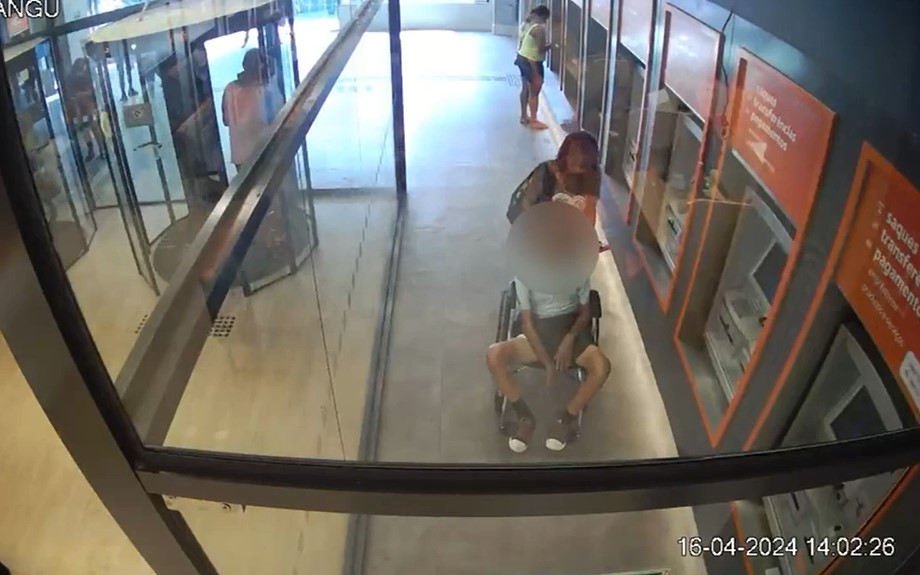 Novo vídeo mostra idoso a caminho de agência bancaria