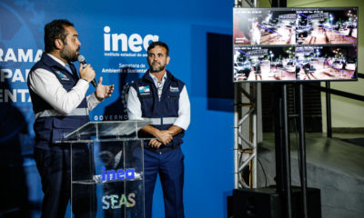 Governador Cláudio Castro durante a entrega de câmeras corporais para agentes do INEA