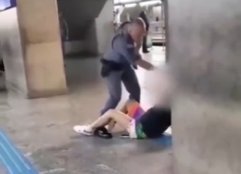 Policial dá tapa na cara de jovem no Metrô