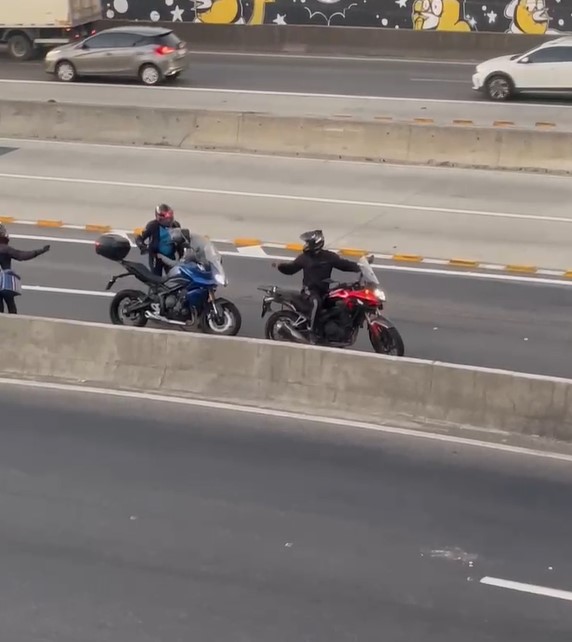 Roubo de moto na Avenida Brasil