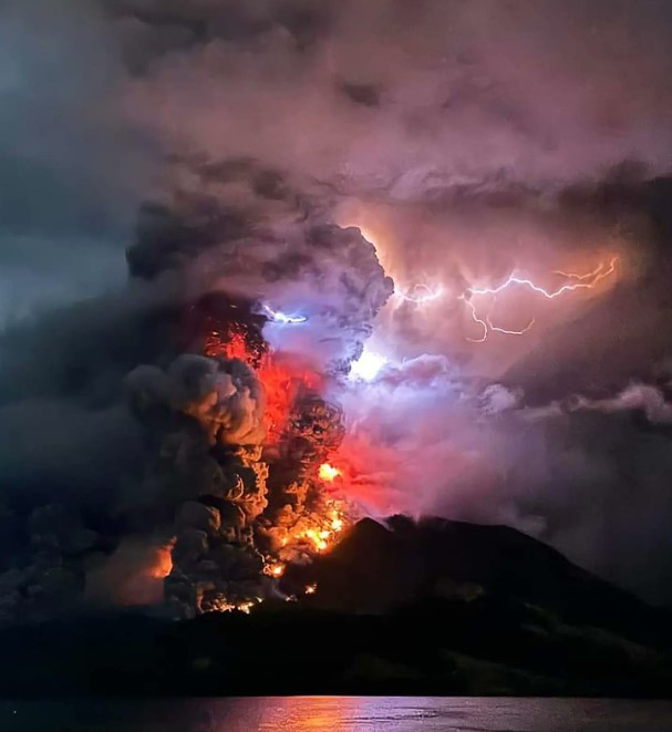 Vulcão erupção na Indonésia.