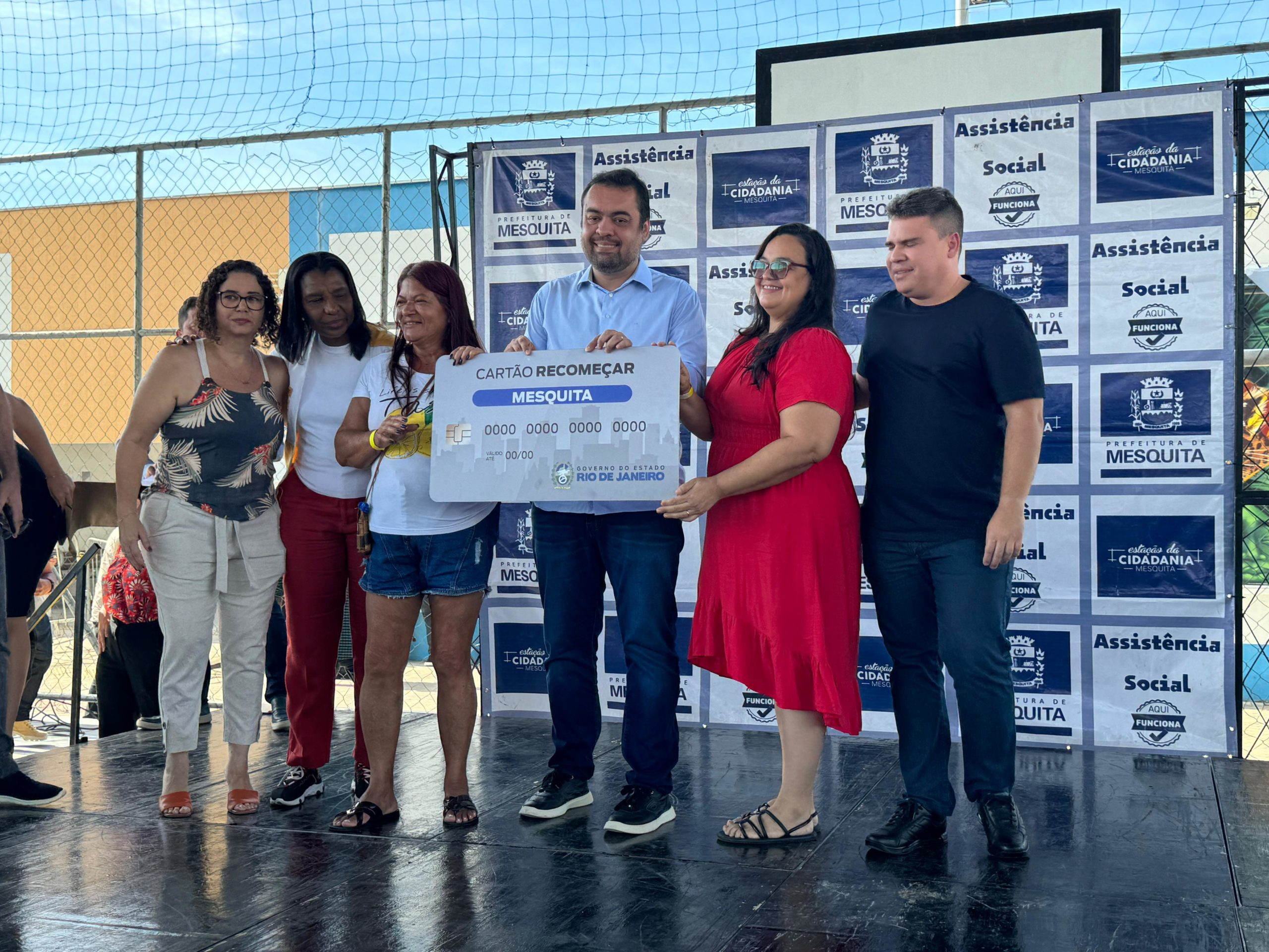 Governo do Rio inicia entrega do Cartão Recomeçar