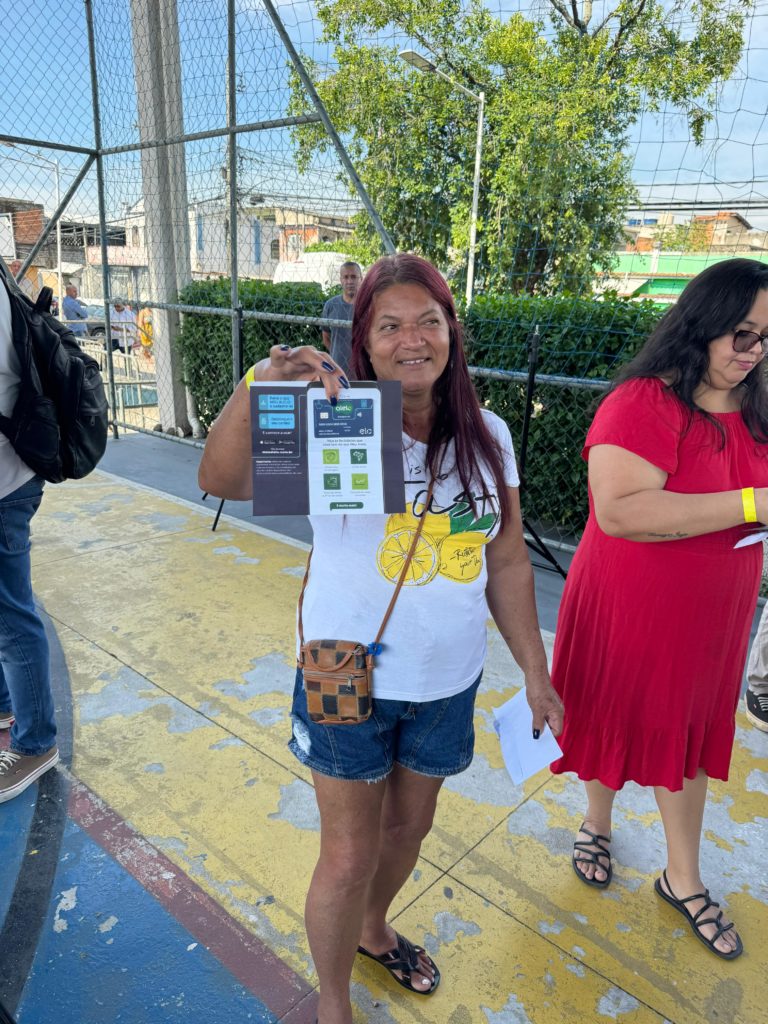 Moradoda de Mesquita com o cartão Recomeçar