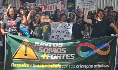 Manifestação de pais de autistas pede soluções para garantir acesso a tratamento