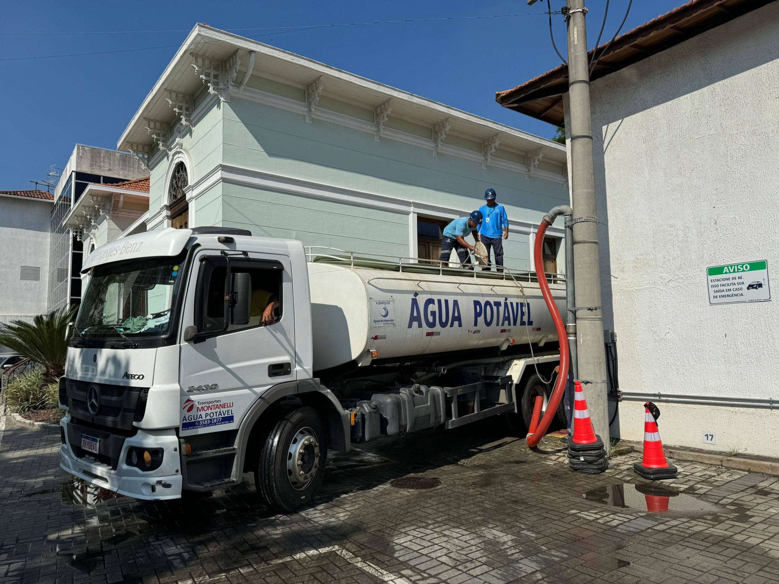 Caminhão pipa abastece hospital em Niterói