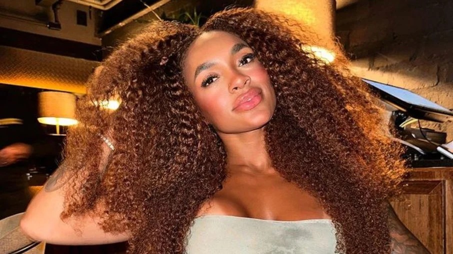 Patrícia Ramos realiza procedimento estético no bumbum: 'Amando' (Foto: Divulgação)