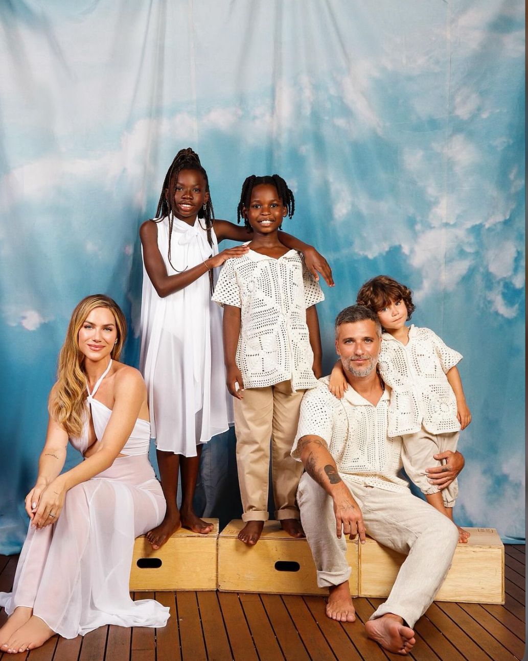 O casal Giovanna e Bruno com seus filhos Titi, Bless e Zayan