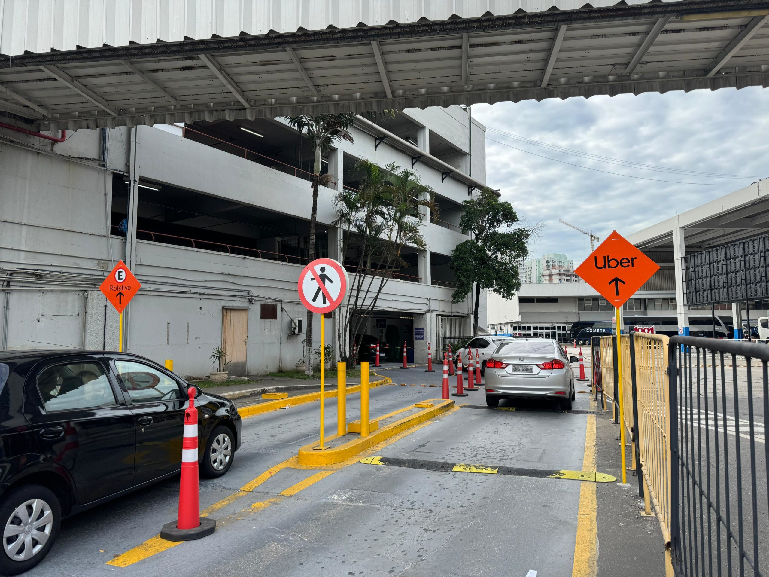 Entrada de carros na Rodoviária do Rio causa transtornos aos motoristas.